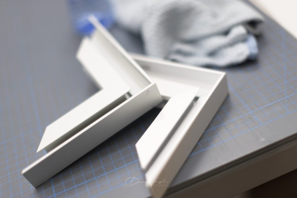 witte hoekstukken van een baklijst voor foto's