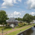 Villa aan het water vanuit hoog perspectief