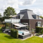 Aanzicht villa met balkon