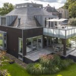 Aanzicht villa met balkon