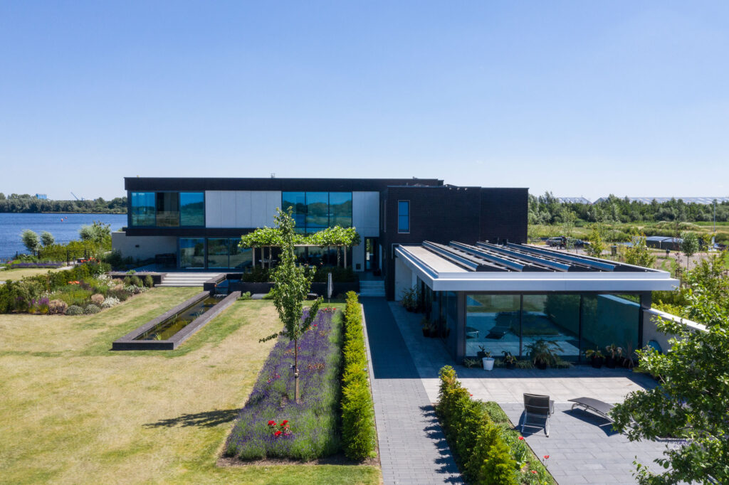 Villa aan het water, in vogelperspectief vastgelegd