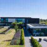 Villa aan het water, in vogelperspectief vastgelegd