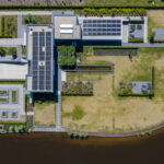 Villa aan het water, in vogelperspectief vastgelegd