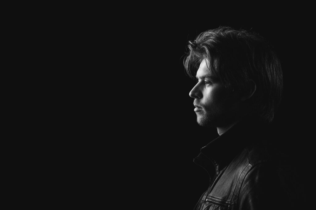 Zwartwitfoto van jongeman