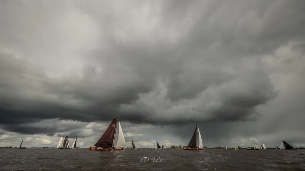 Donkere luchten boven het Friesche skûtsjesilen